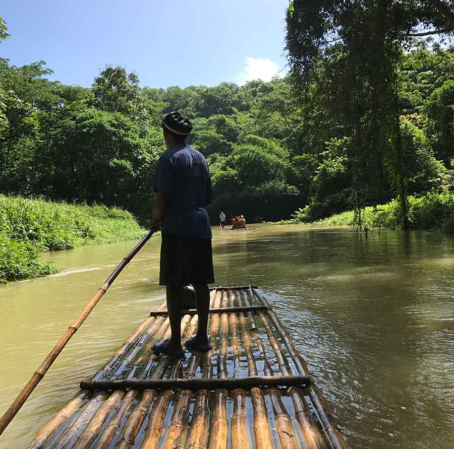 Varen op een bamboevlot in Jamaica