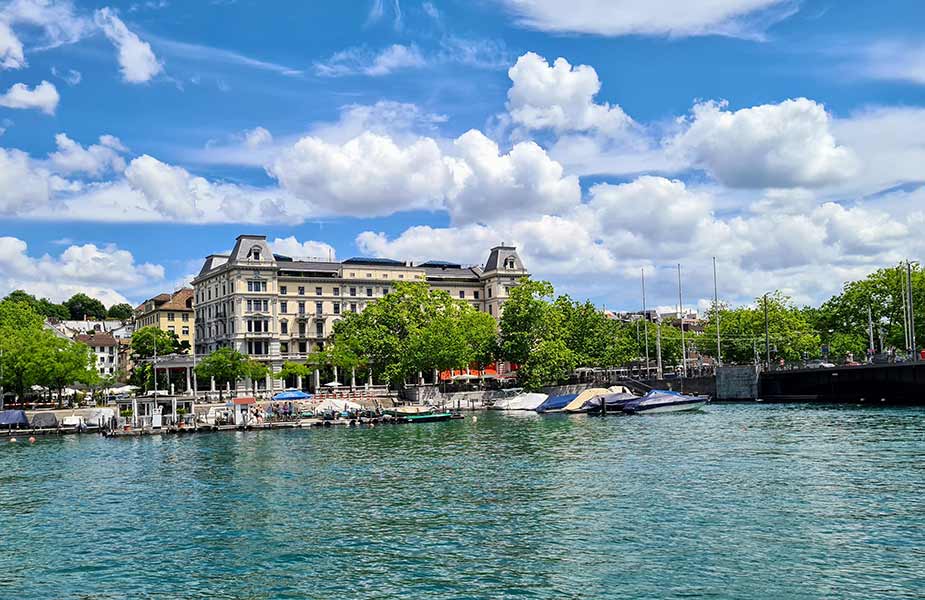 Gebouw vlakbij meer van Zurich