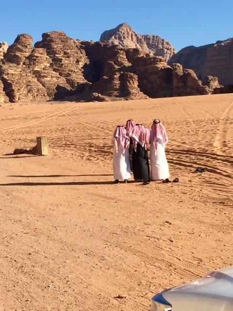 Arabieren wandelen in de woestijn