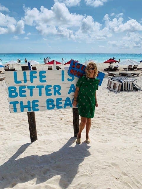 Jose op strand bij bord