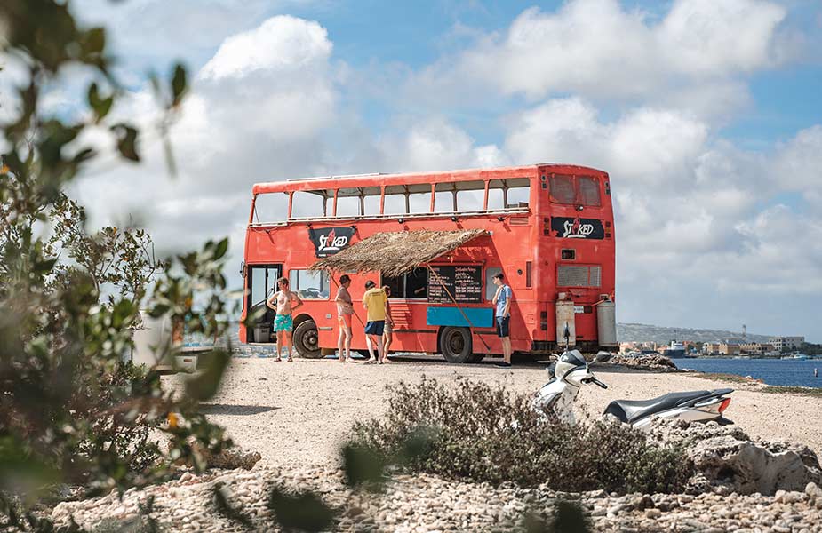 Bezoeken tijdens je reis naar Bonaire, de dubbeldekker food truck