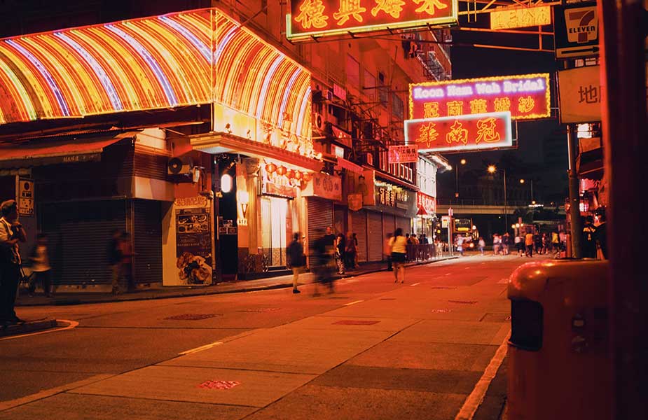 Veel licht in de avond in de straten in Hong Kong