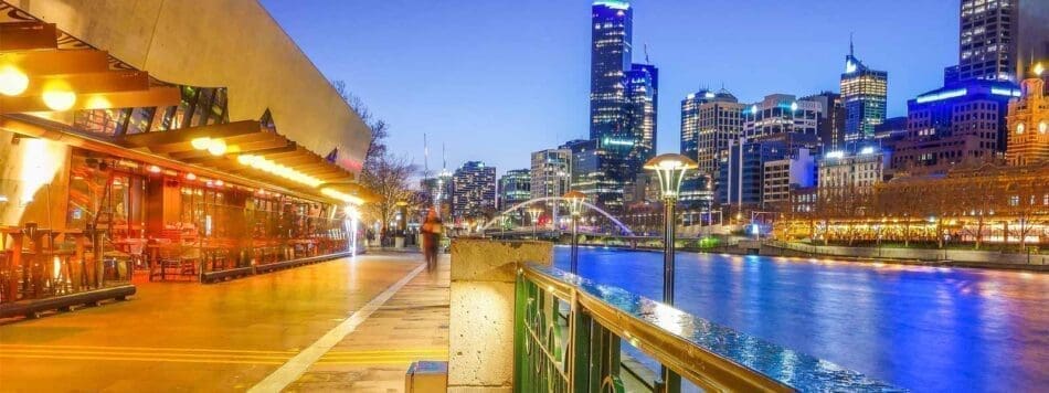 De skyline van Melbourne s avonds