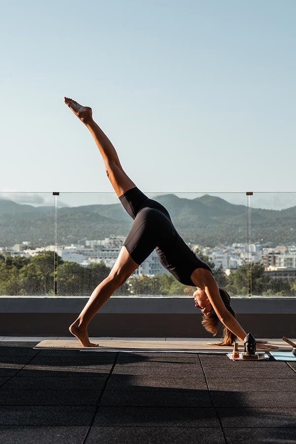 Yoga op het dak van OKU Ibiza