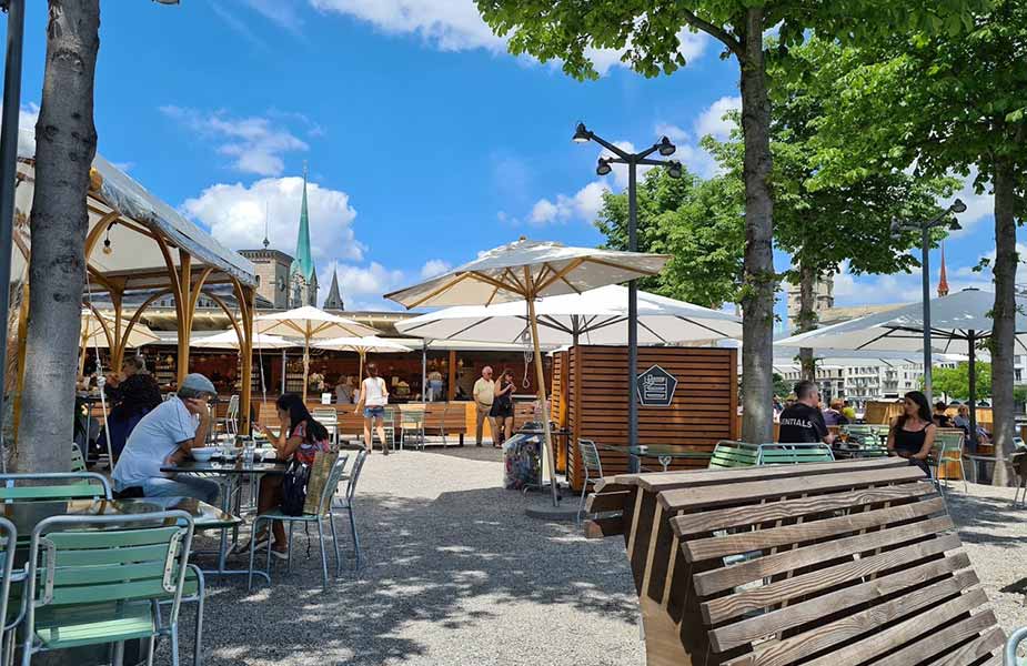 Terras vlak bij het meer van Zurich