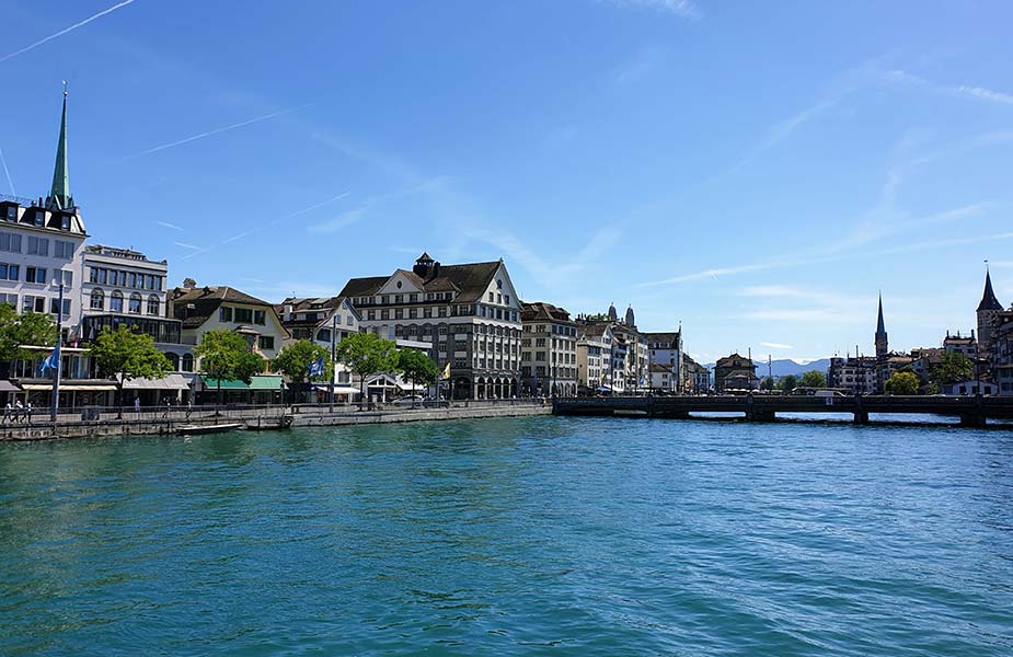 Gebouwen aan de rivier van Zurich