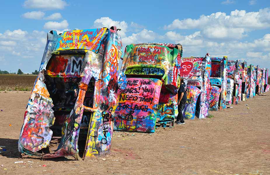 Staande en geverfde autos als kunst in Amerika