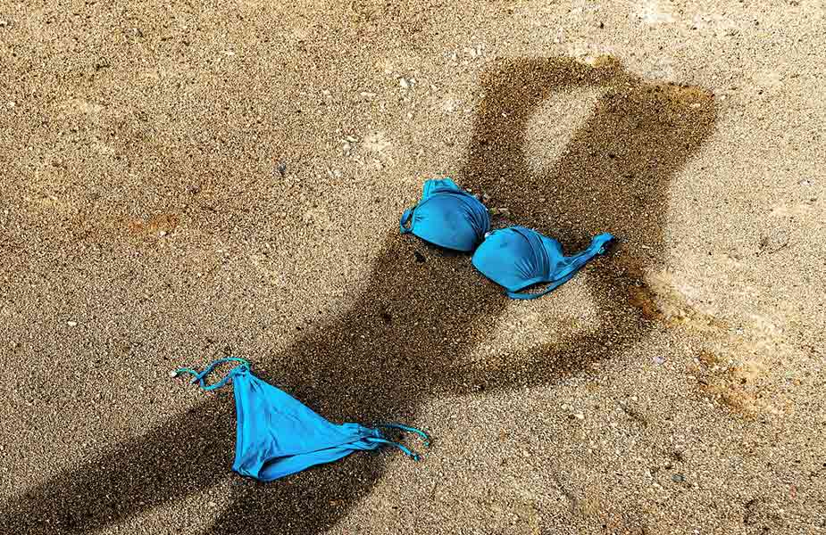 Bikini kleedt een schaduw op het strand