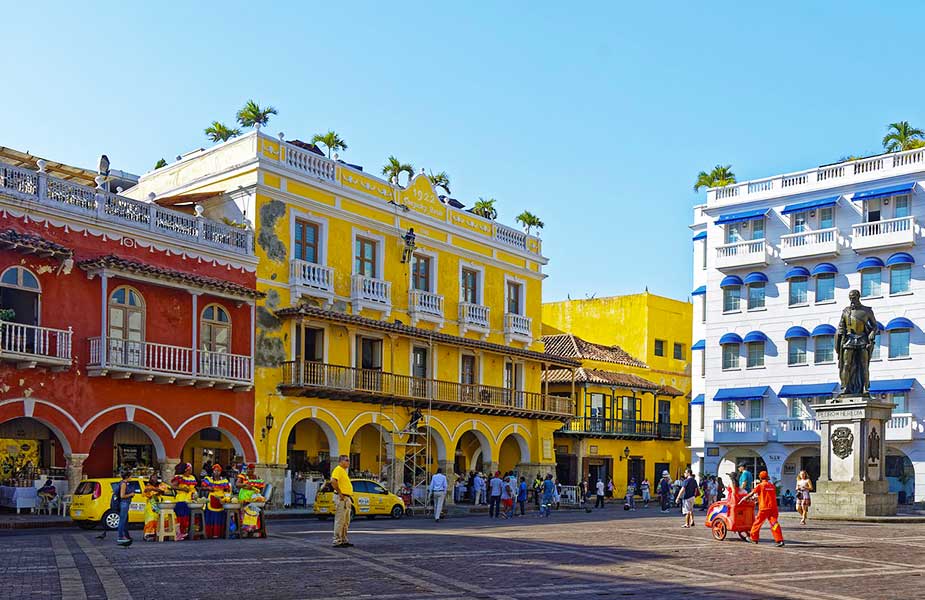 Kleurrijke huizen aan een plein in Cartagena