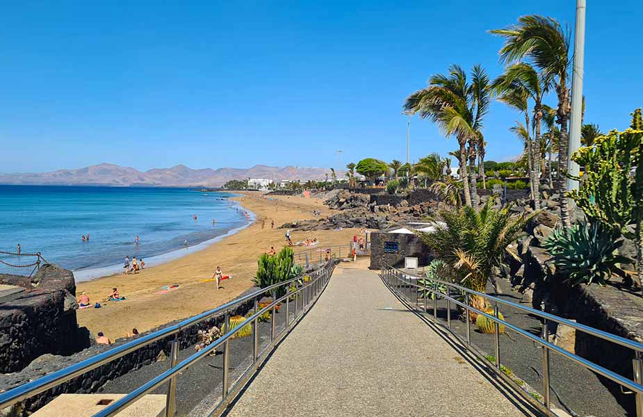 Zandstrand bij Puerto del Carmen op Lanzarote