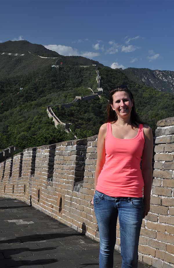 Syvlia bij de Chinese muur in China