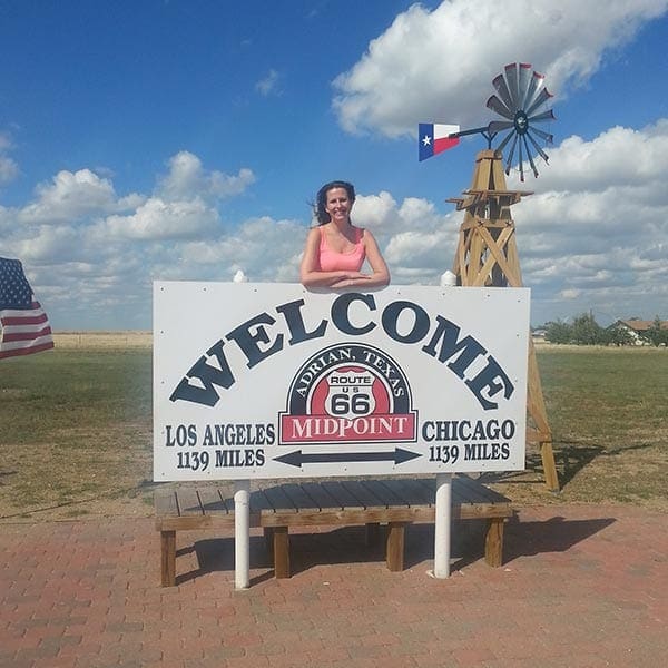 Sylvia bij Welcome bord in Amerika