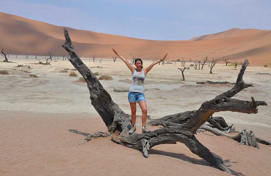 Sylvia bij een dode boom in woestijn Namibie