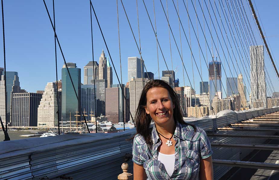 Sylvia in New York bij de Brooklyn Bridge