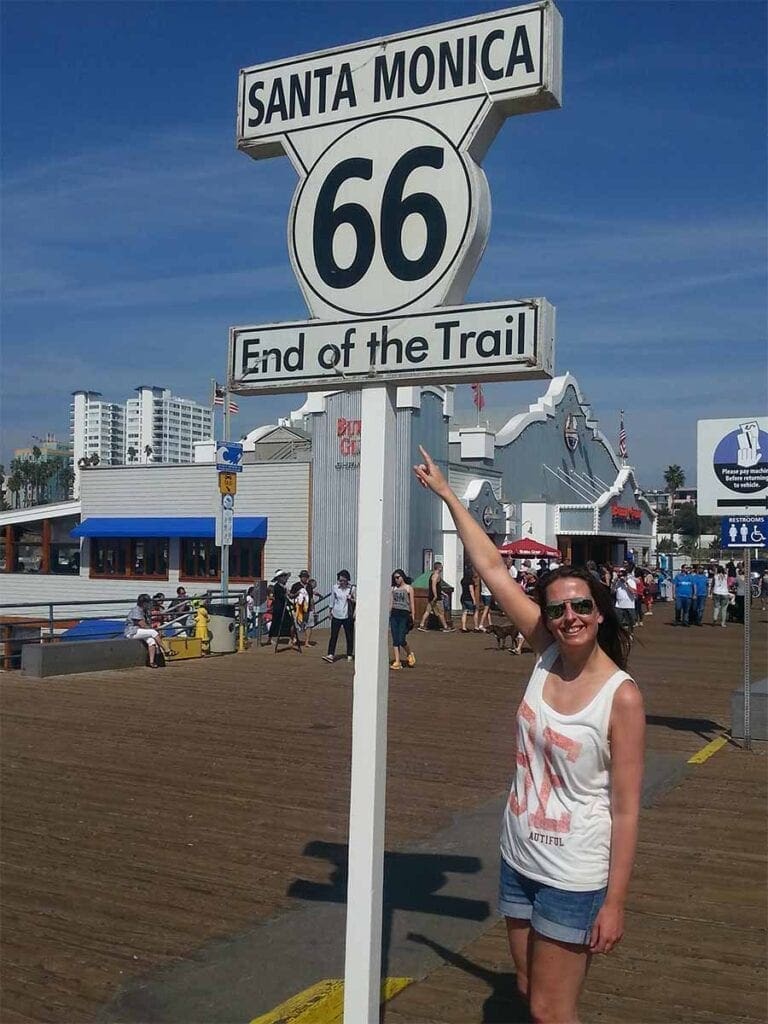 Sylvia bij het bord van route 66 in Santa Monica