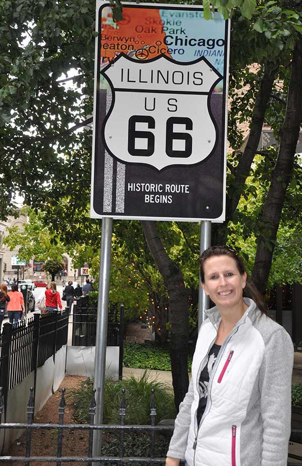 Sylvia bij Route 66 bord in Amerika