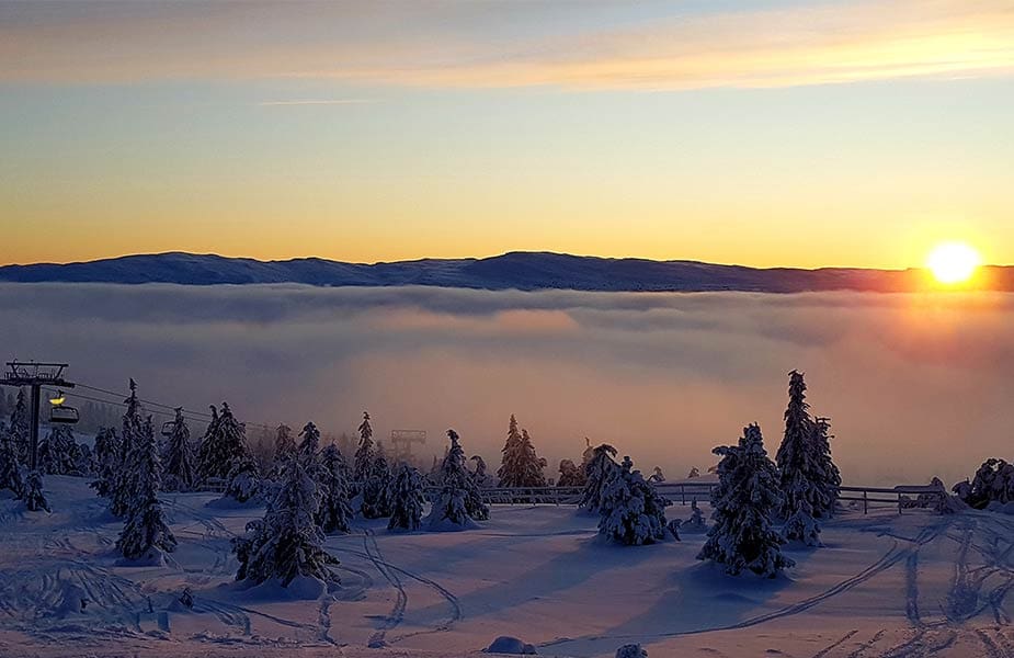 Prachtig winterlandschap in Noorwegen bij zonsondergang