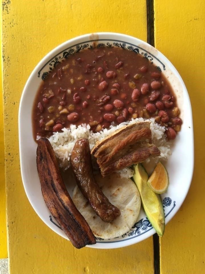 Typisch eten in Colombia, niet pikant, dus je kunt het veilig eten