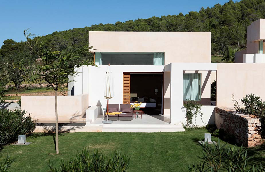 De tuin van de villa kamers in Can Lluc Ibiza