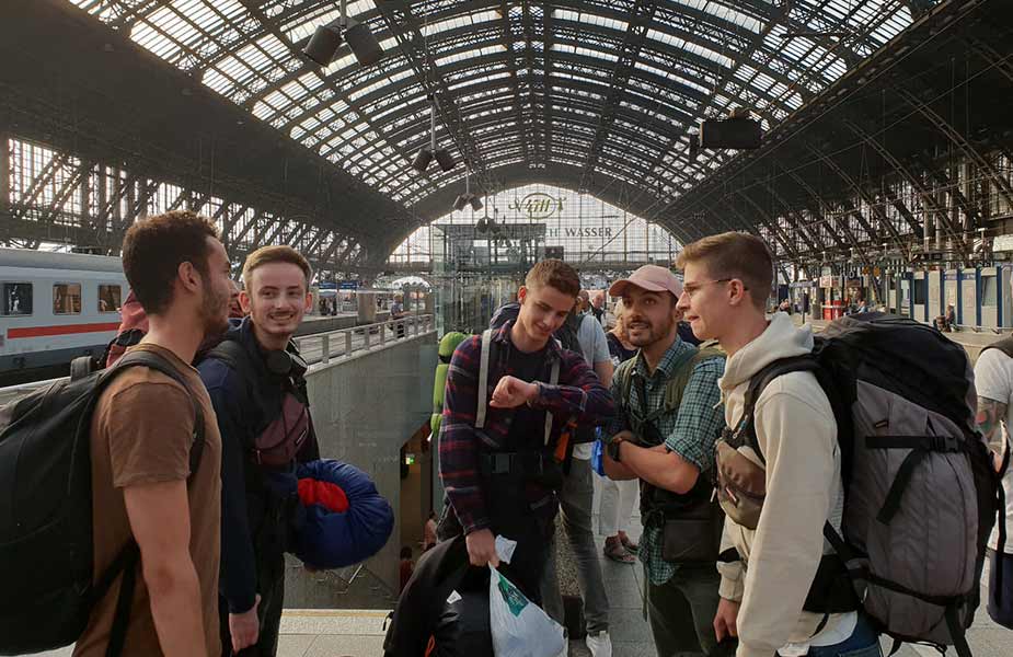 Marouane en vrienden op het station