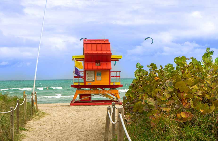 Strandwachthuisje op het strand van South Beach in Miami