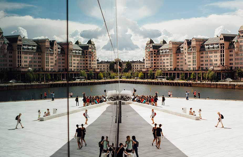 Zicht op de stad vanaf de Opera House in Oslo