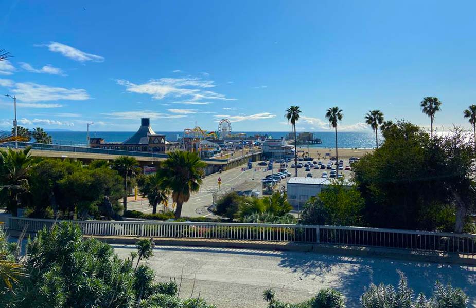 De pier en het amusumentpark op Santa Monica Beach in Los Angeles