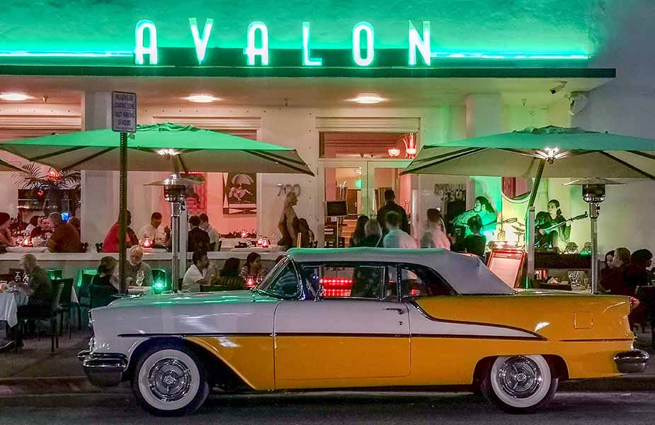 De neon verlichting aan de boulevard van South Beach in Miami