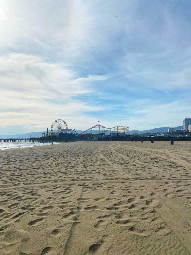 Het brede zandstrand van Santa Monica Beach