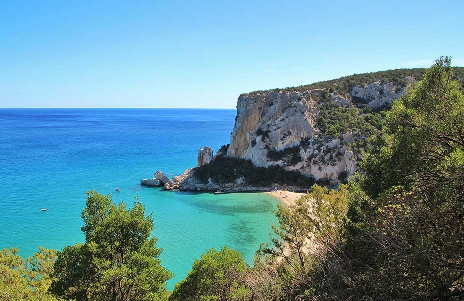 Een mooi gelegen strand op Sardinie in Italie