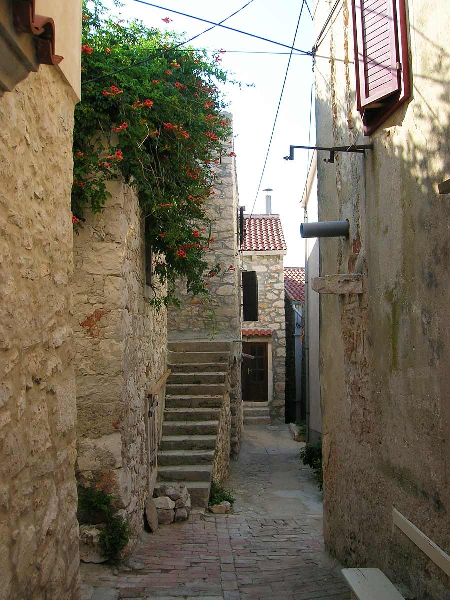 Straat in Susak in Kroatie