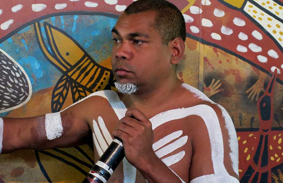 Aboriginal met beschilderingen op lichaam