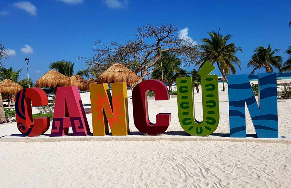 Het Cancun bord op het strand