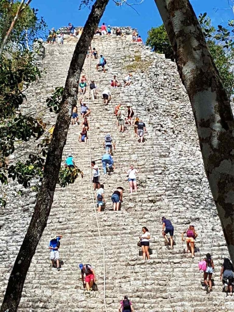 De trap van de Maya Coba tempel