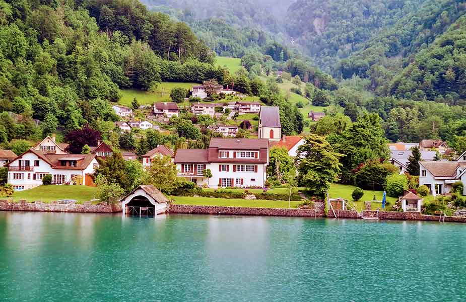 Huizen gelegen aan de oever van de Walensee