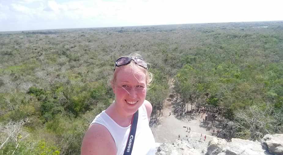 Manon boven op de Maya tempel in Coba