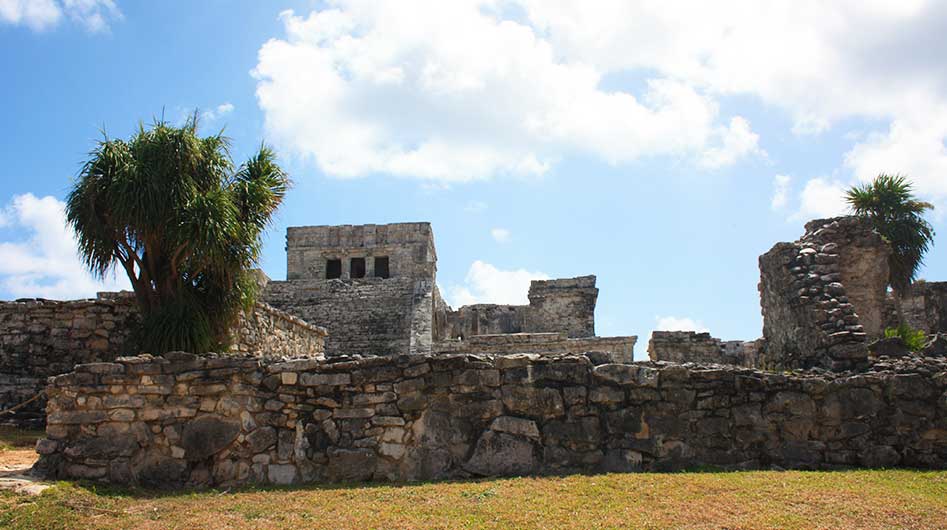 Delen van de Maya tempel in Tulum