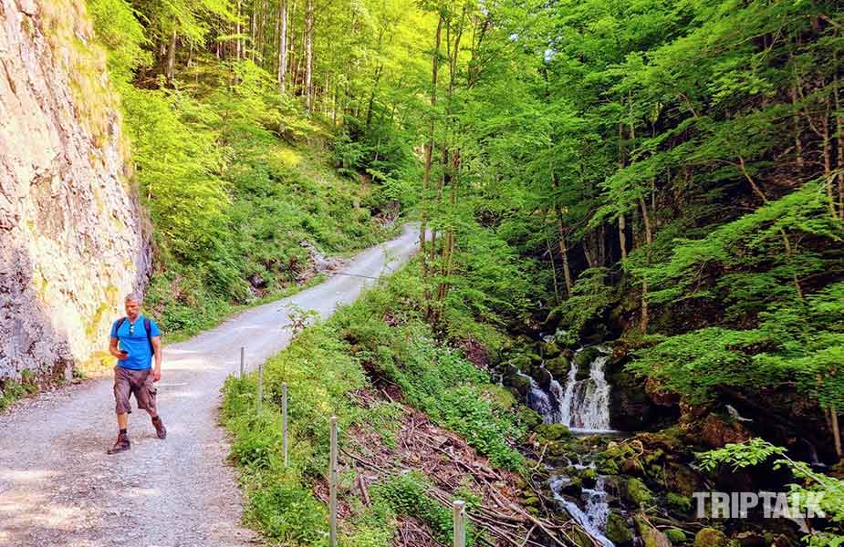 Hiken bij Appenzell:, wandelen over het soms steile pad naar Brulisau