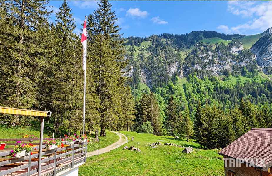 Terras en uitzicht van Plattenbodeli bij Samtisersee, even uitrusten tijdens het hiken bij Appenzell