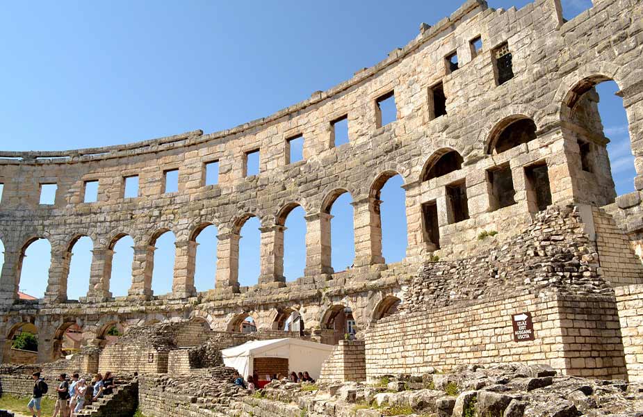 Binnenkant van het amfitheater in Pula