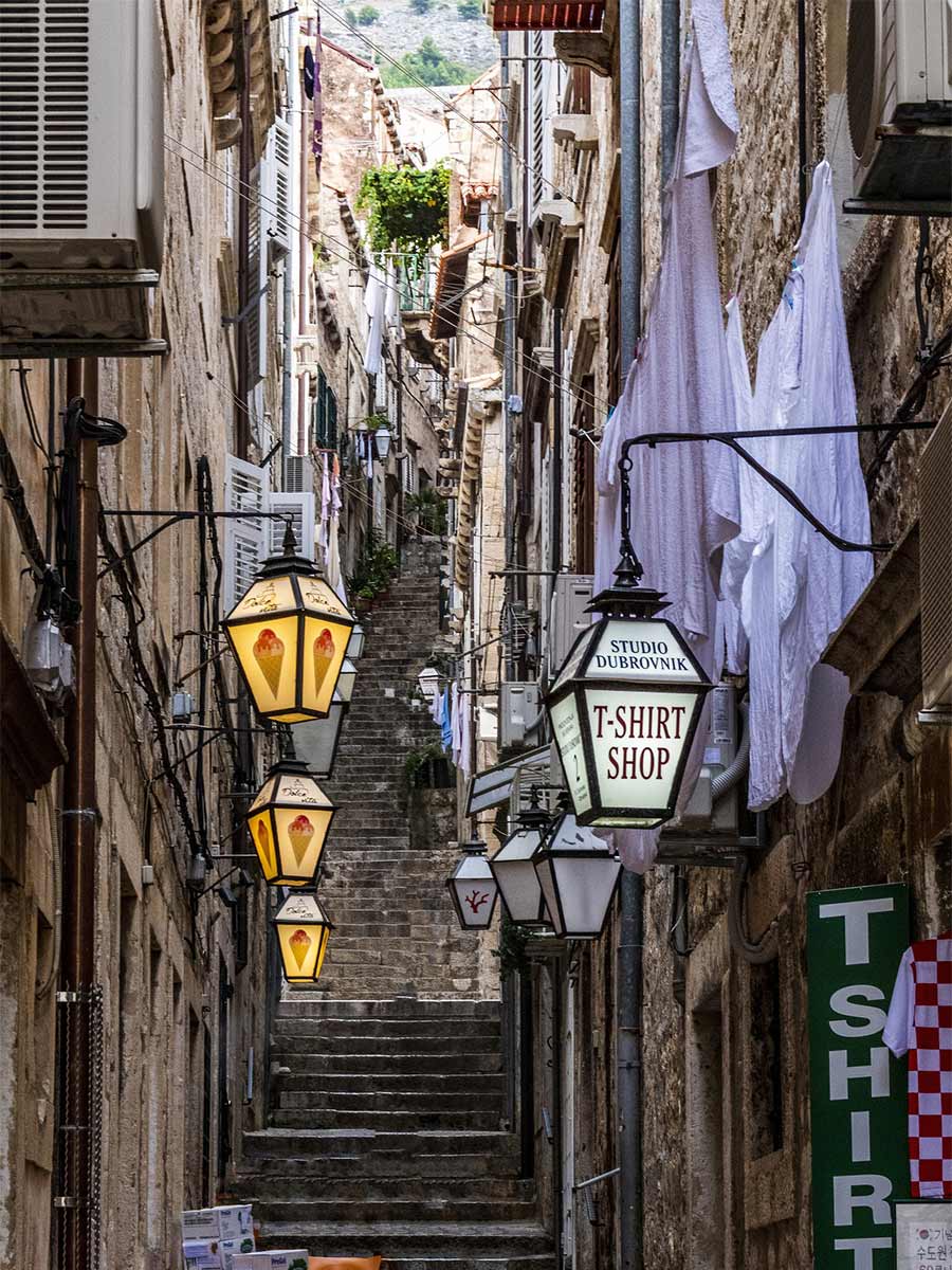 Leuk straatje in de stad Dubrovnik
