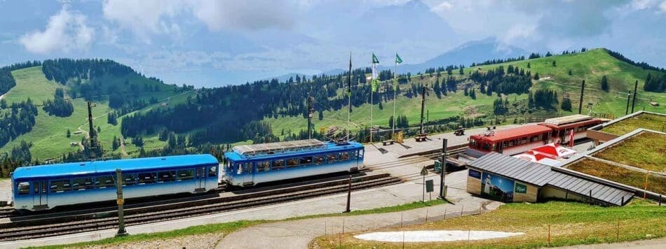 De treintjes naar de Rigi berg bij het bergstation