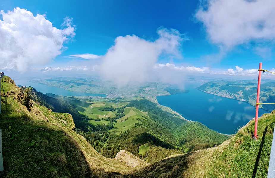 Genieten van het uitzicht vanaf de top van de Rigi