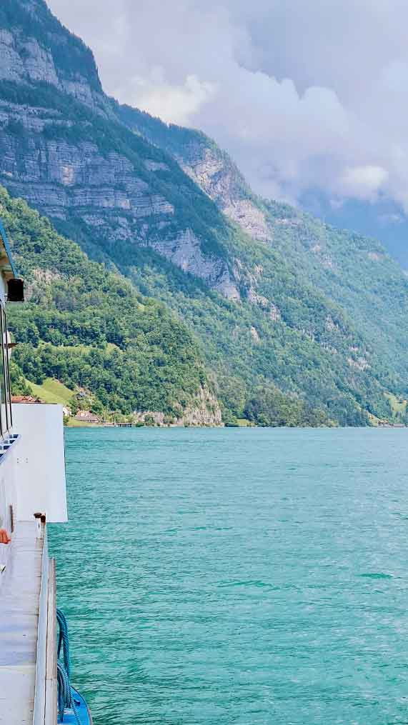 Uitzicht vanaf de boot op de Walensee