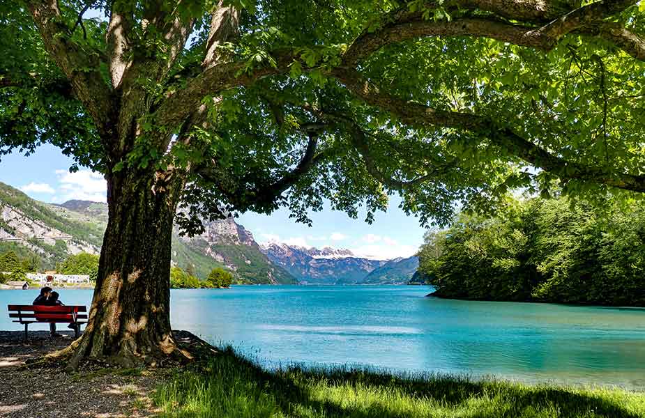 Even uitrusten op een bankje tijdens het wandelen bij de Walensee