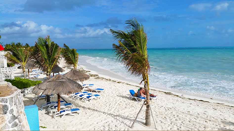 Zonnen op  het strand van Cancun