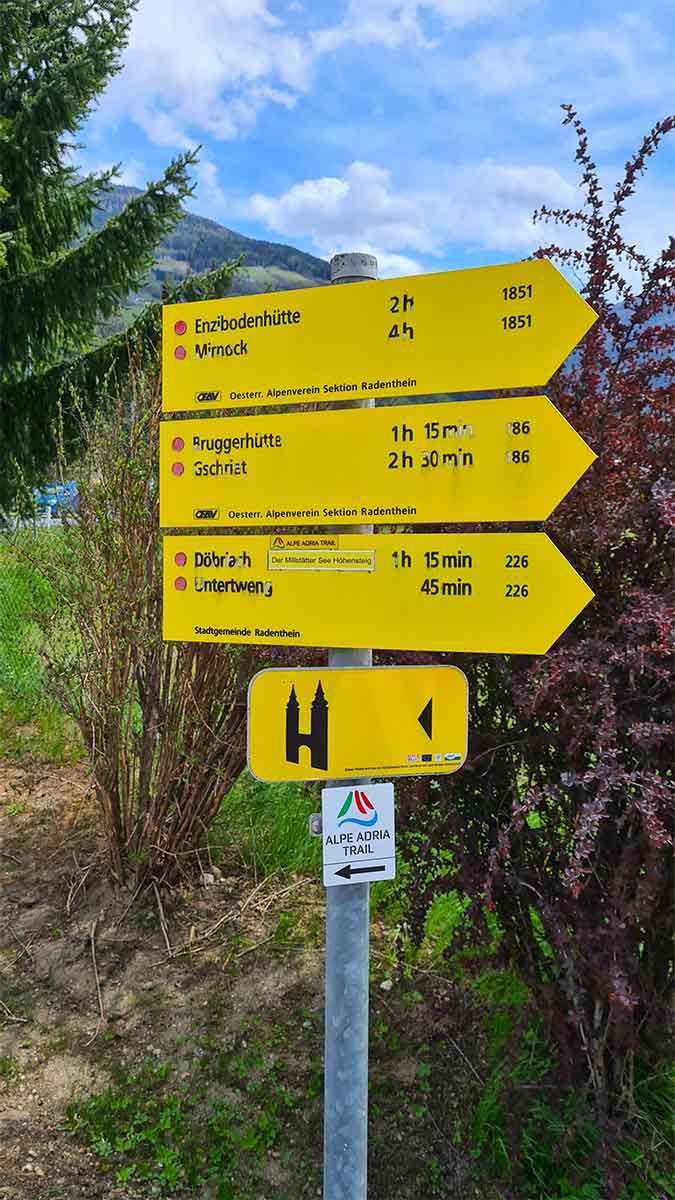 Bordjes met wandelroutes