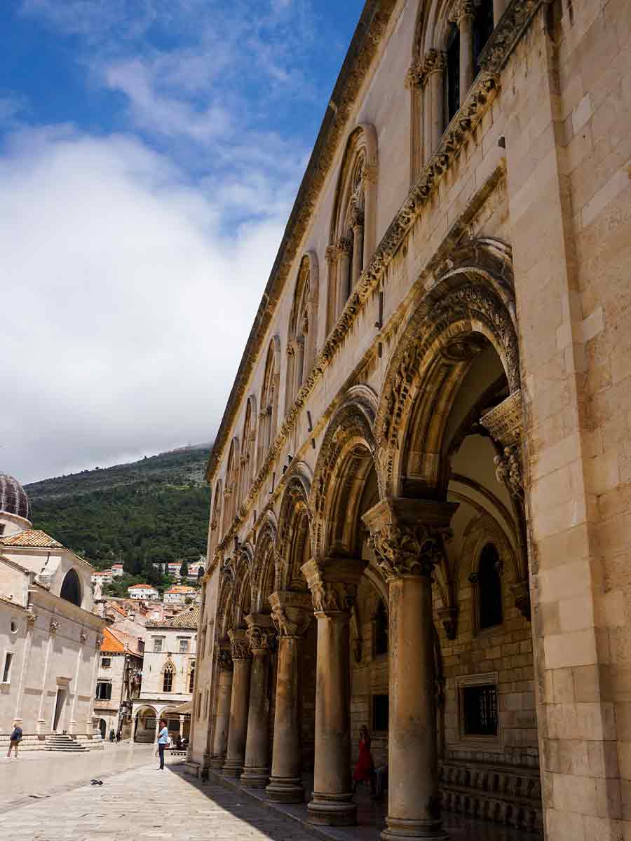 Straat in de oude stad van Dubrovnik, leuk om te bezoeken tijdens een stedentrip Dubrovnik