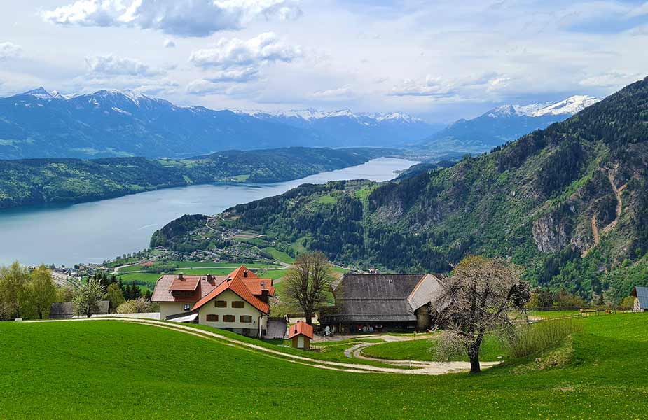 Gasthof Bergfried met op de achtergrond de Millstattersee