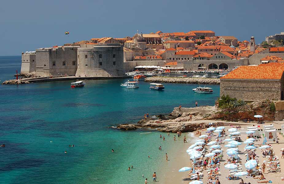 Strand bij Dubrovnik en zicht op de oude stad